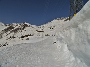 56 Alta neve ammassata sul lato a monte della strada